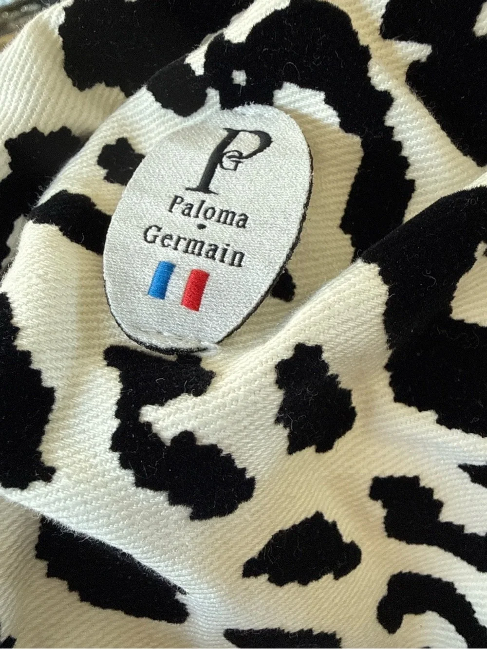Bendable Woman’s New Black & White Animal Print Scarf Grandma Artsy Nouveau